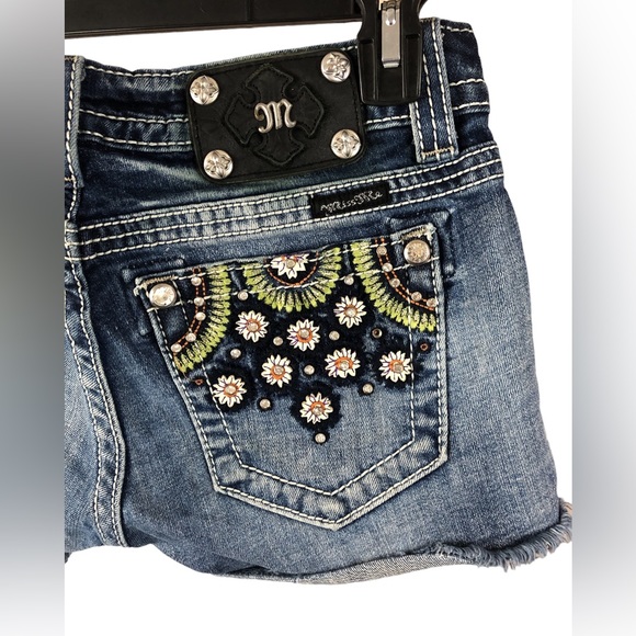 Women's Miss Me Low Rise Med. Wash Embroidered Floral Frayed Shorts. Size 27 - Picture 10 of 16